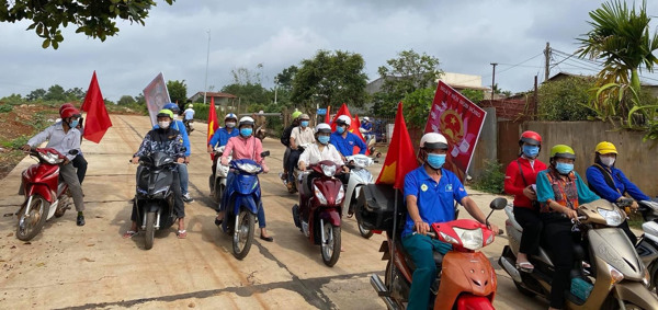 Tuyên truyền lưu động về phòng chống COVID-19 và về bầu cử