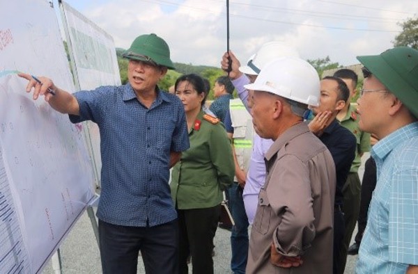 Vice Chairman of the Provincial People's Committee Vo Van Canh checks the progress of the Khanh Hoa - Buon Ma Thuot Expressway Project in Ea Kar District 