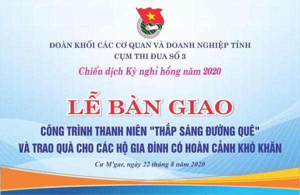 Đoàn thanh niên Sở Kế hoạch và Đầu tư thực hiện công trình “Thắp sáng đường quê” tại Buôn kết nghĩa Ea M’Droh.