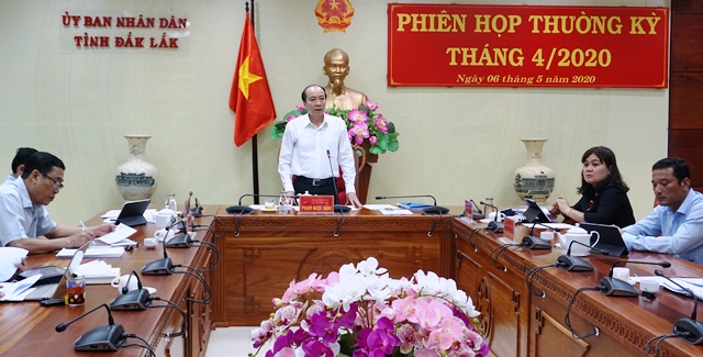 Chủ tịch UBND tỉnh Phạm Ngọc Nghị phát biểu tại phiên họp. 